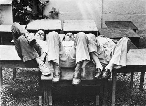 Na foto os ilustres pares de sapatos de Chico Buarque, Tom Jobim e Vinícius de Moraes.