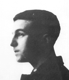 Em 1905, com aproximadamente 17 anos, Pessoa regressa a Lisboa