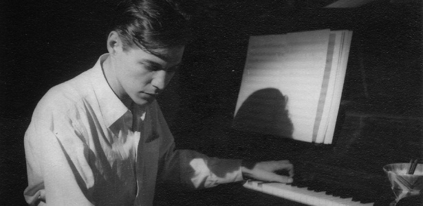 tom-jobim-toca-piano-em-sua-casa-em-ipanema-rio-de-janeiro-1351013842117_615x300